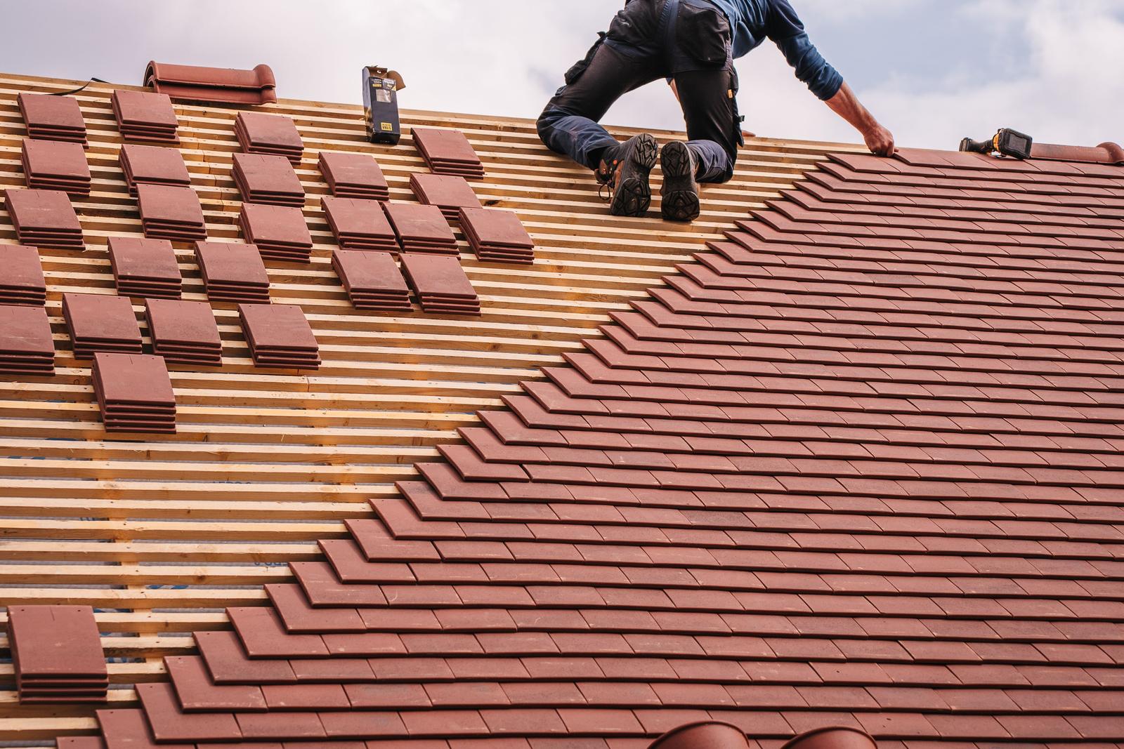 Pose de tuiles sur toiture